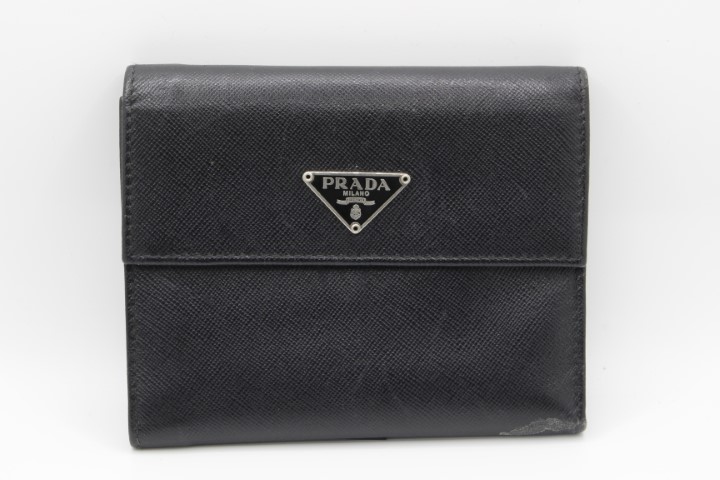 プラダ　財布